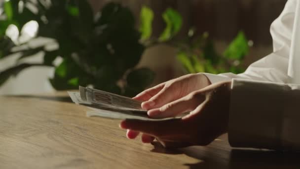 Женщина Руки Подсчет Денег Банкноте 100 Долларов Кадров Секунду Замедленной — стоковое видео