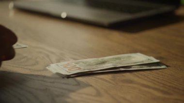 Amerikan Doları Para Biriminde Çalışma Masasında Yavaş Çekimde Maaş Sayılıyor