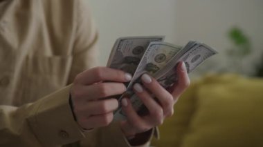 Yörüngede Dolarlar Sayılıyor, Kadın Elleri Para Tutuyor