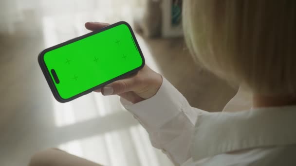 Titta Innehåll Chroma Key Smartphone Grön Skärm Telefon Mock — Stockvideo