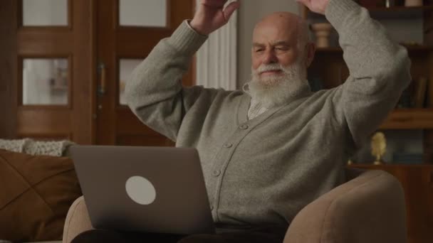 Adulto Anziano Rilassato Che Lavora Sul Computer Portatile Nonno Che — Video Stock
