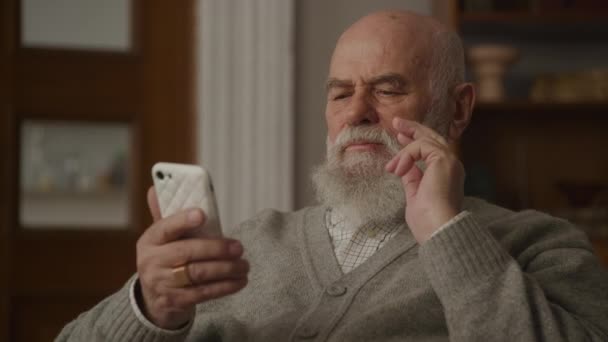 Hombre Mayor Mensajes Texto Teléfono Inteligente Abuelo Escribiendo Teléfono Inteligente — Vídeos de Stock