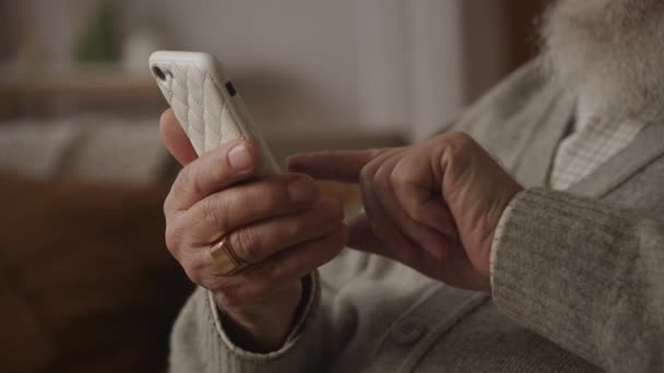 Пожилой Человек Руки Печатает Смартфоне Extreme Close Дедушка Руки Помощью — стоковое видео