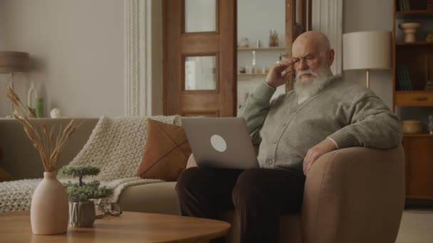 Вдумчивый Пожилой Человек Ноутбуком Дедушка Просматривает Интернете Компьютере — стоковое видео