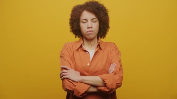 Mujer Estresada Con Brazos Cruzados Sobre Fondo Amarillo Mujer Infeliz — Vídeos de Stock