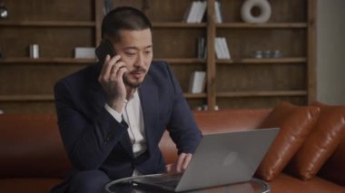 Takım Elbiseli İşadamı Telefon Görüşmesi Ofiste Dizüstü bilgisayar, İş Üzerinde Yetişkin Adam