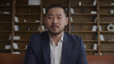 POV Asyalı İş Adamı Ofiste Video Görüşmesi, Webcam Görüntülü Adam konferans sırasında dizüstü bilgisayarla konuşuyor