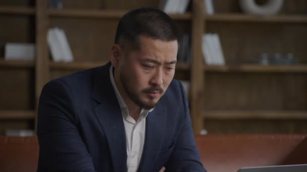 Trött Affärsman Mår Dåligt Arbeta Laptop Office Pensive Asian Employee — Stockvideo