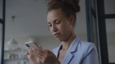 İş kadını İnternet 'te Smartphone Kullanıyor, Takım Elbiseli Yetişkin Kadın Akıllı Telefon' da geçiş yaptı