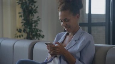 Pozitif ruh haliyle Smartphone 'da gülümseyen kadın, iş kadını akıllı telefonunu duygularıyla kullanıyor.