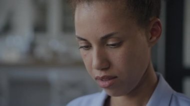 Ekstrem Yakın Çekim Kadın Yüzü Yavaş Çekimde Bir İleti Okunuyor