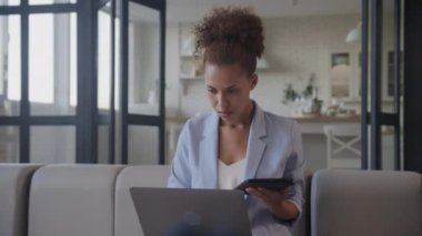 İş kadını Tablet Kullanıyor Laptop 'ta çalışıyor, Kadın Bilgisayar ve Aygıtla Çevrimiçi Taranıyor