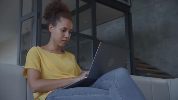 Γυναίκα Πληκτρολογώντας Στο Laptop Στο Open Space Office Νεαρός Επιχειρηματίας — Αρχείο Βίντεο