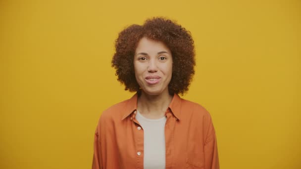 Mujer Gritando Wow Sobre Fondo Amarillo Mujer Sorprendida Emoción Positiva — Vídeos de Stock