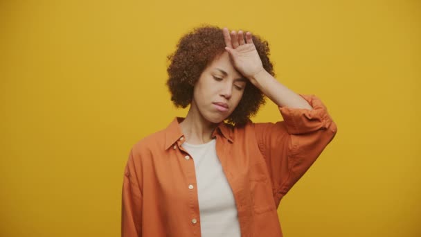 Wyczerpana Kobieta Bólem Głowy Głęboki Oddech Żółtym Tle — Wideo stockowe