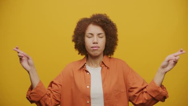 Kobieta Palcami Skrzyżowane Gesture Żółtym Tle Kobieta Tworząc Życzenie — Wideo stockowe
