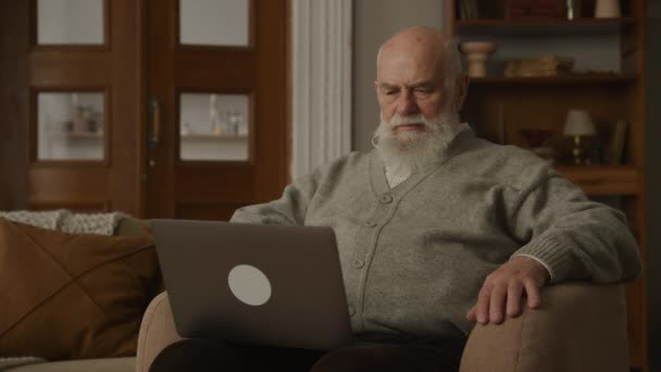 Homem Idoso Considerando Opções Investimento Avô Cuidadoso Usando Laptop Casa — Vídeo de Stock
