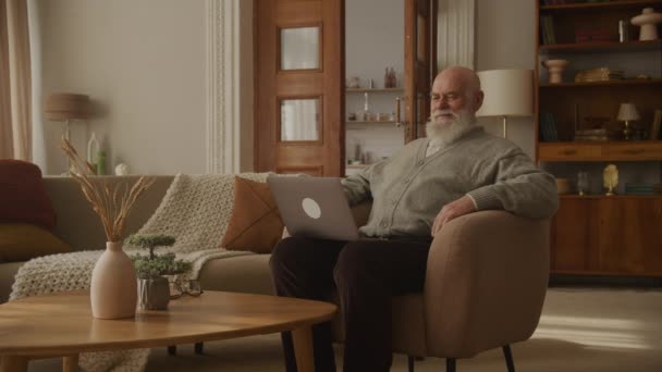 Anciano Leyendo Mensaje Riendo Usando Ordenador Portátil Apartamento — Vídeos de Stock
