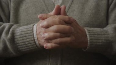 Yaşlı adam parmaklarını çapraz yaptı. Büyükbaba elleri bir arada.