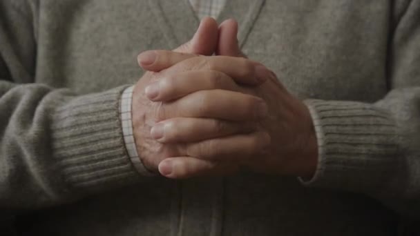 Γέρος Άνθρωπος Δάχτυλα Σταυρωμένα Από Κοντά Παππού Χέρια Μαζί — Αρχείο Βίντεο