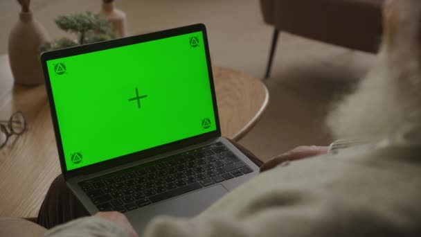 老人看着绿色的屏幕笔记本电脑 越过肩部的视野 祖父看着彩色的关键电脑 — 图库视频影像