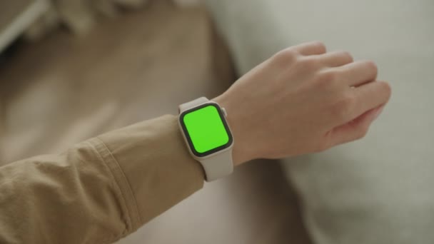 Pierwsza Osoba Zobacz Zielony Ekran Smart Watch Patrząc Chroma Key — Wideo stockowe