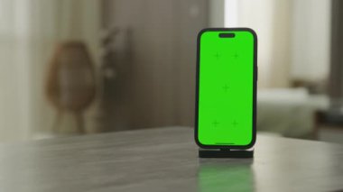 Dolly 'nin yörüngesinde dönen Boşluğu Kopyalayan Yeşil Ekran Akıllı Telefonu, Chroma tuşlu akıllı telefonu kapat
