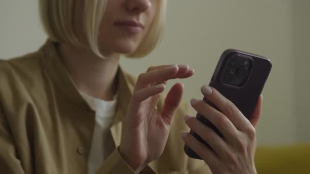 Mujer Irreconocible Deslizar Deep Purple Smartphone Close Mujer Caucásica Navegando — Vídeos de Stock
