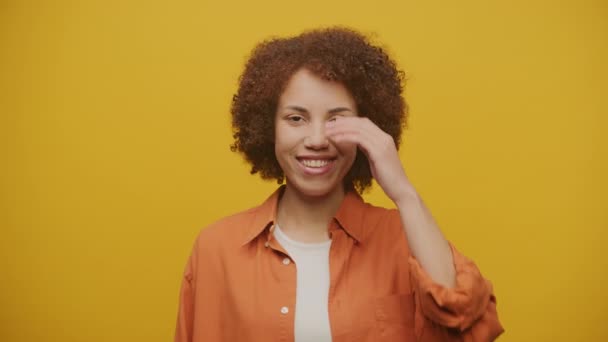 Przystojny Portret Kobiety Żółtym Tle Kobieta Patrząca Obiektyw Uśmiechnięta — Wideo stockowe