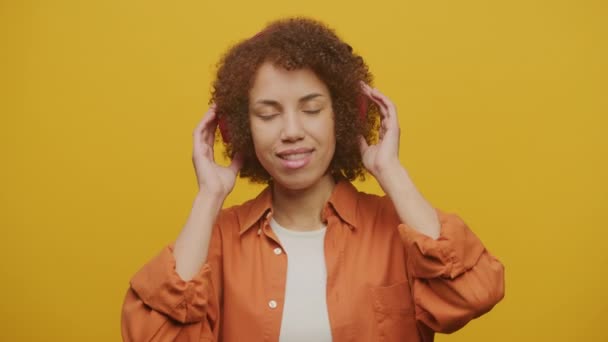 Taniec Słuchanie Muzyki Słuchawkach Żółtym Tle Dreamlike Kobieta Słuchawkach — Wideo stockowe