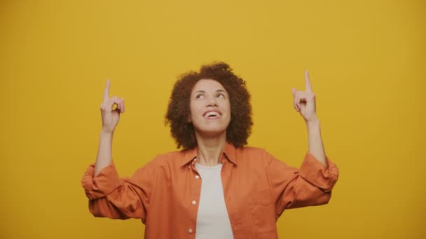 Zeigen Sie Zeitlupe Auf Kopierraum Geste Auf Gelbem Hintergrund — Stockvideo
