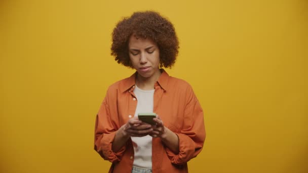 Feldúlt Gépelés Üzenet Smartphone Sárga Háttér Szomorú Olvasó Rossz Hírek — Stock videók