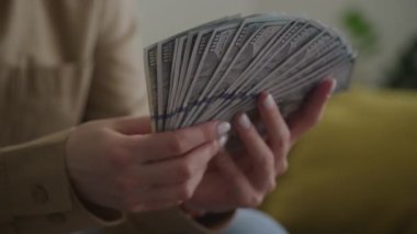 100 Dolarlık Tasarıda Para Tutan Kadın Yörüngesi 60 Fps içinde Kapanıyor