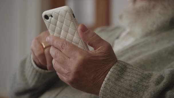 Grootvader Handen Met Behulp Van Smartphone Close Senior Man Holding — Stockvideo