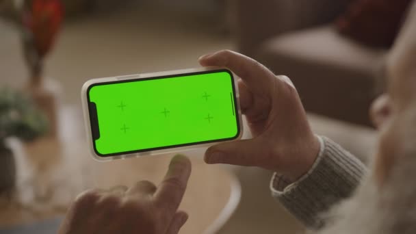 卧式绿色屏幕显示智能电话的下半部分在室内按下一个按键 — 图库视频影像