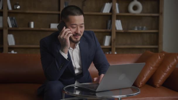 電話でのビジネスマン オフィスの最高経営責任者 Ceo 屋内ノートパソコンで作業大人のアジアの男 — ストック動画