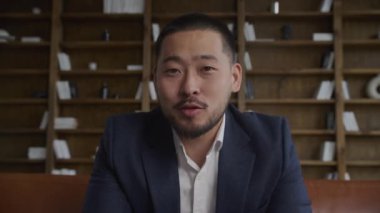 Takım Elbiseli Adam Ofiste Konuşuyor, İş Adamı Webcam Görüntüsü Konuşuyor