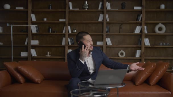 最高経営責任者 Ceo ビジネスマンオフィスで話す アジアの男スローモーションで屋内で彼の携帯電話で話す — ストック動画