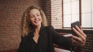 İş Kadını Evde Akıllı Telefon Kullanarak Selfie Çekiyor