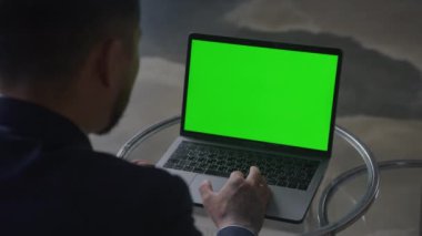 İşadamı Chroma Key Laptop 'a Tarayıcı Yeşil Ekran Bilgisayarına Tuşla