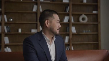 Ofis Portresindeki İşadamı Yörüngesinde - ağır çekimde