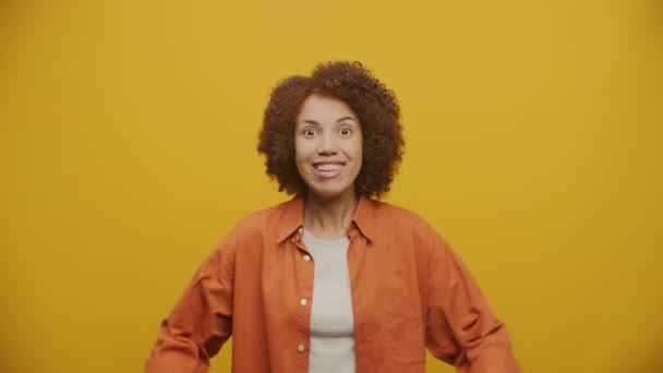 Mulher Gritando Sim Fundo Amarelo Feminino Comemorando Uma Conquista — Vídeo de Stock