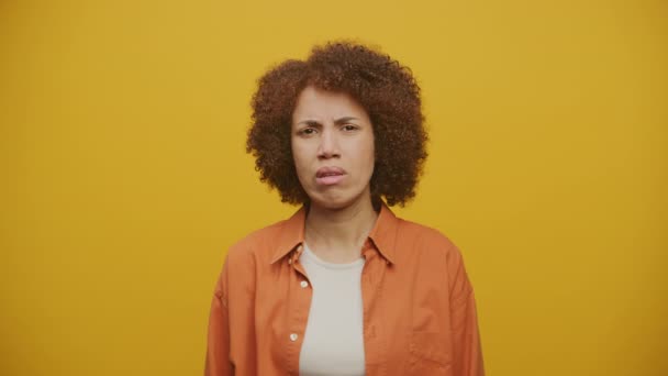 Niezadowolona Kobieta Mówi Nie Ciąży Żółtym Tle Kobieta Jest Zestresowana — Wideo stockowe