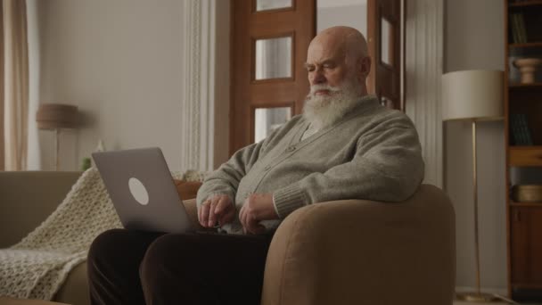 Літня Людина Переглядає Ноутбук Онлайн Старший Дорослий Працює Комп Ютері — стокове відео