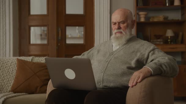 Pensive Старший Чоловік Сумнівається Працюючи Ноутбуці Продуманий Дідусь Комп Ютері — стокове відео