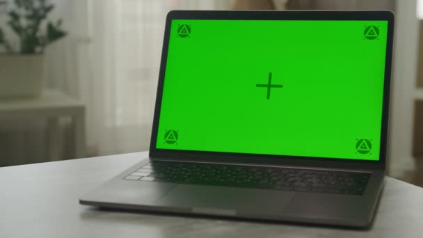 マーカーと緑の画面のラップトップの周りを周回屋内 クロマキーコンピュータ明らかに — ストック動画