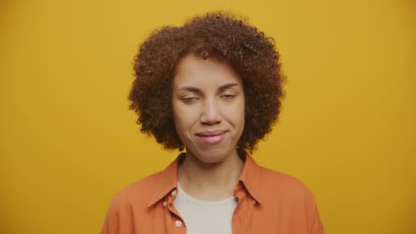 Mujer Levantando Cabeza Sonriendo Sobre Fondo Amarillo Mujer Mirando Cámara — Vídeo de stock