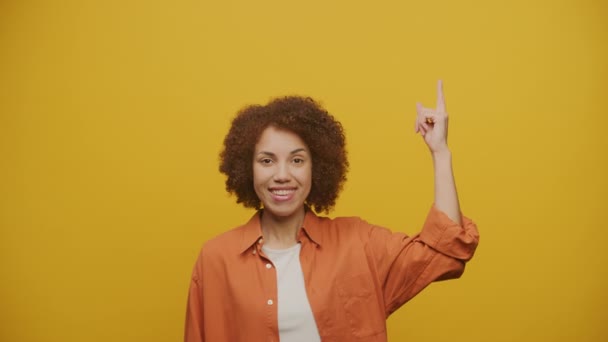 Kvinna Punkt Finger Gesture Gul Bakgrund Kvinnlig Visar Kopia Utrymme — Stockvideo