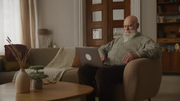Anziani Adulti Che Leggono Cattive Notizie Sul Computer Portatile Uomo — Video Stock