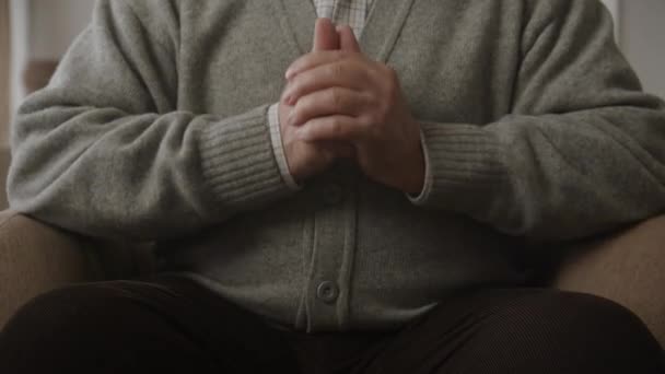Ηλικιωμένος Άνθρωπος Χέρια Σταυρωμένα Κοντά Παππούς Δάχτυλα Στην Αλυσίδα Εσωτερικούς — Αρχείο Βίντεο